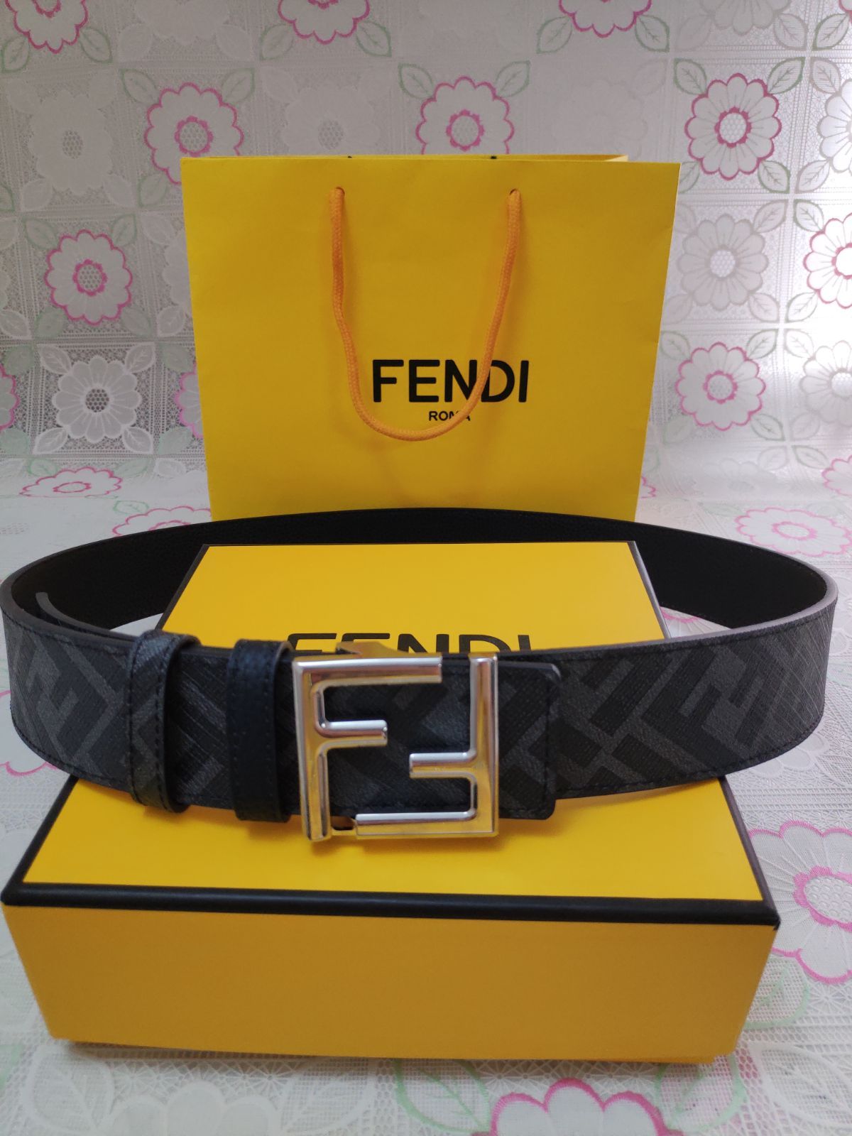 【美品】FENDI フェンディ FF金具バックル ベルト付き　シルバー ブラック ✨美品✨フェンディ 純正ベルト FF金具 シルバー Fバックル 本革