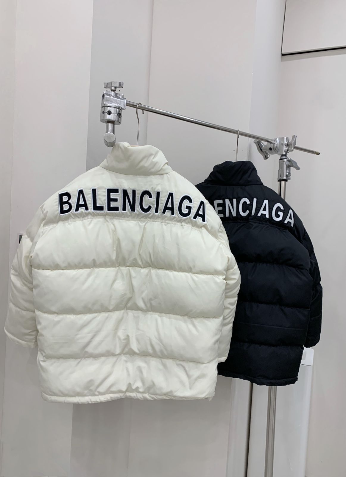 Balenciaga バレンシアガ 秋冬新作バック刺繍ロゴ入りミディアム丈ダウン コットン ジャケット