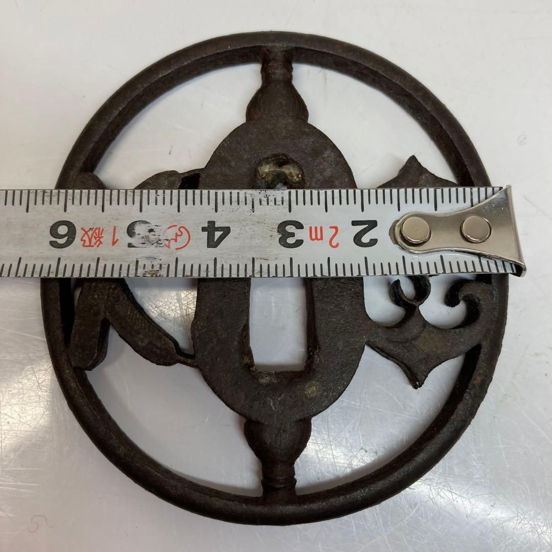 円形鍔 毛彫り 覆輪？ 武具 ツバ かわいい鍔 厚手つば 鉄製 刀装具