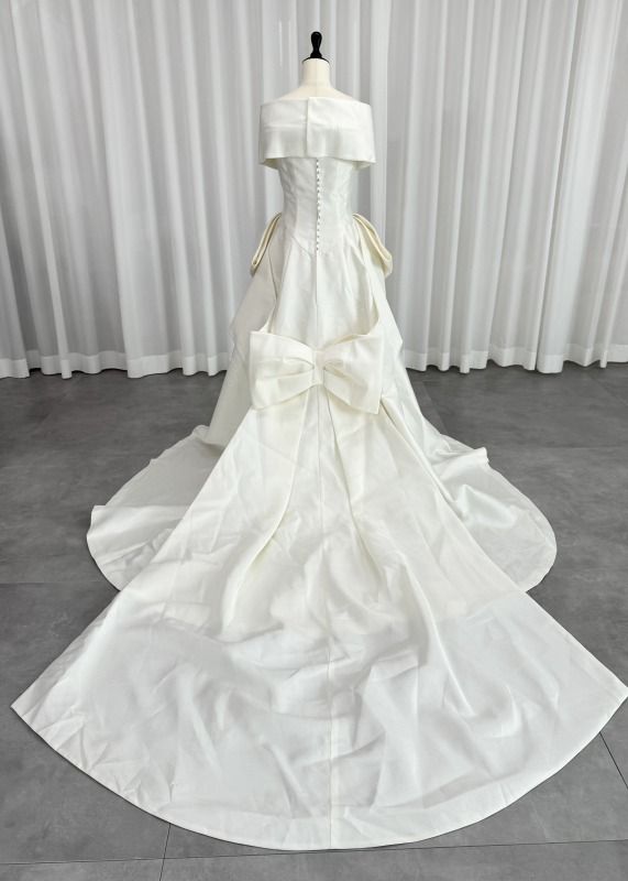 エマリーエ EMarie ダブルリボンケープカラー Aライン ウェディングドレス ホワイト 白 サテン