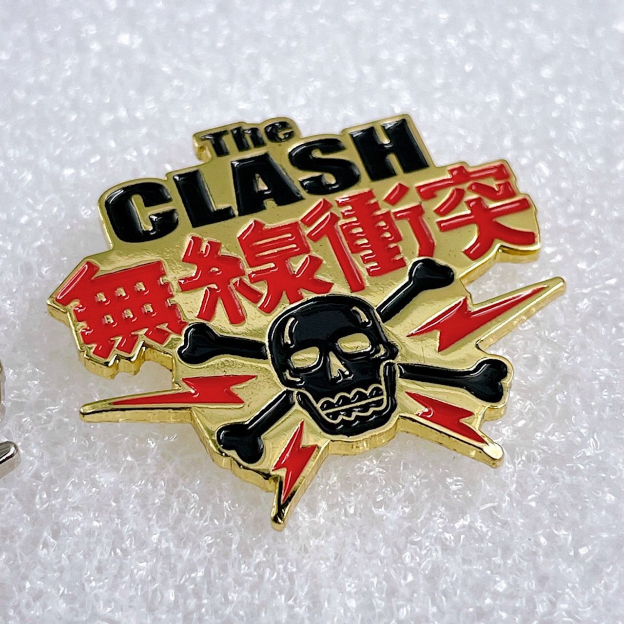 【廃盤品】AMBUSH ロゴ入りピンバッジ2個セット 廃盤品】AMBUSH ロゴ入りピンバッジ2個セット