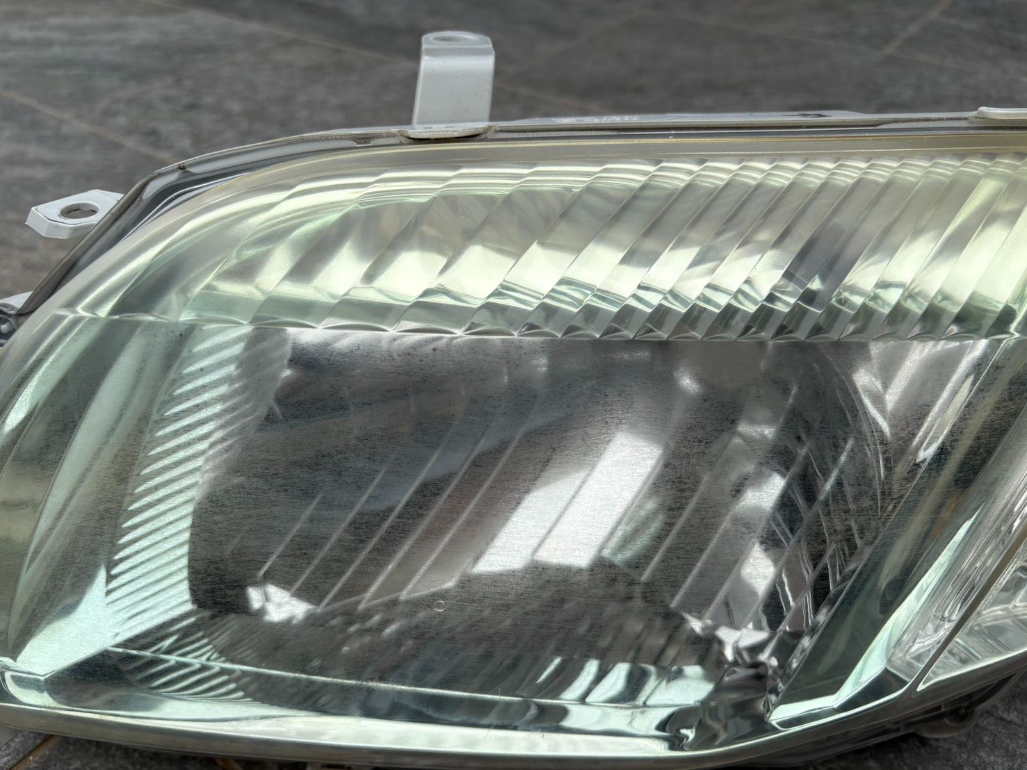 カローラフィールダー 左ハロゲンヘッドライト