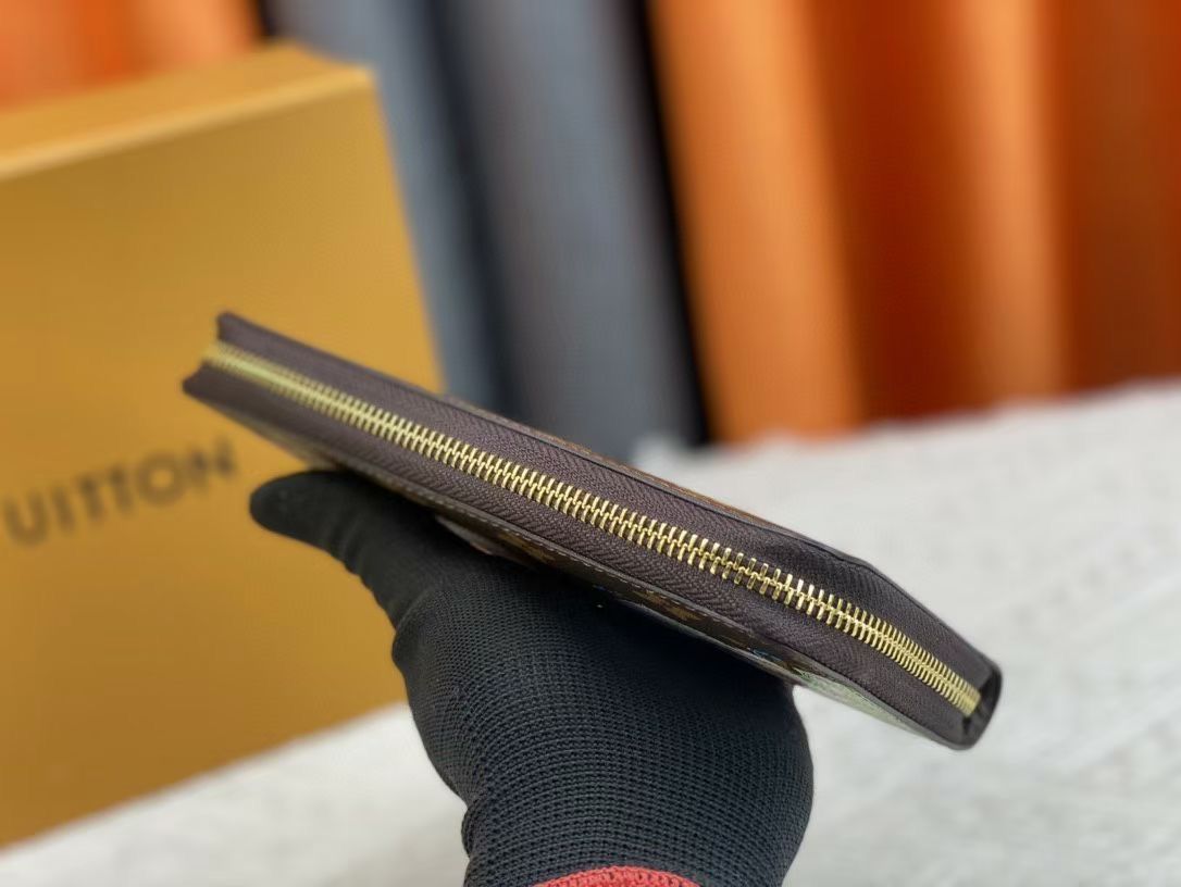 LVルイ ヴィトン ウォレット ジビ ウォーレット モノグラムキャンバスにルイ ヴィトンのかわいいマスコット ヴィヴィアン のイラストをプリント MERCADOAVALIA_COM_BR