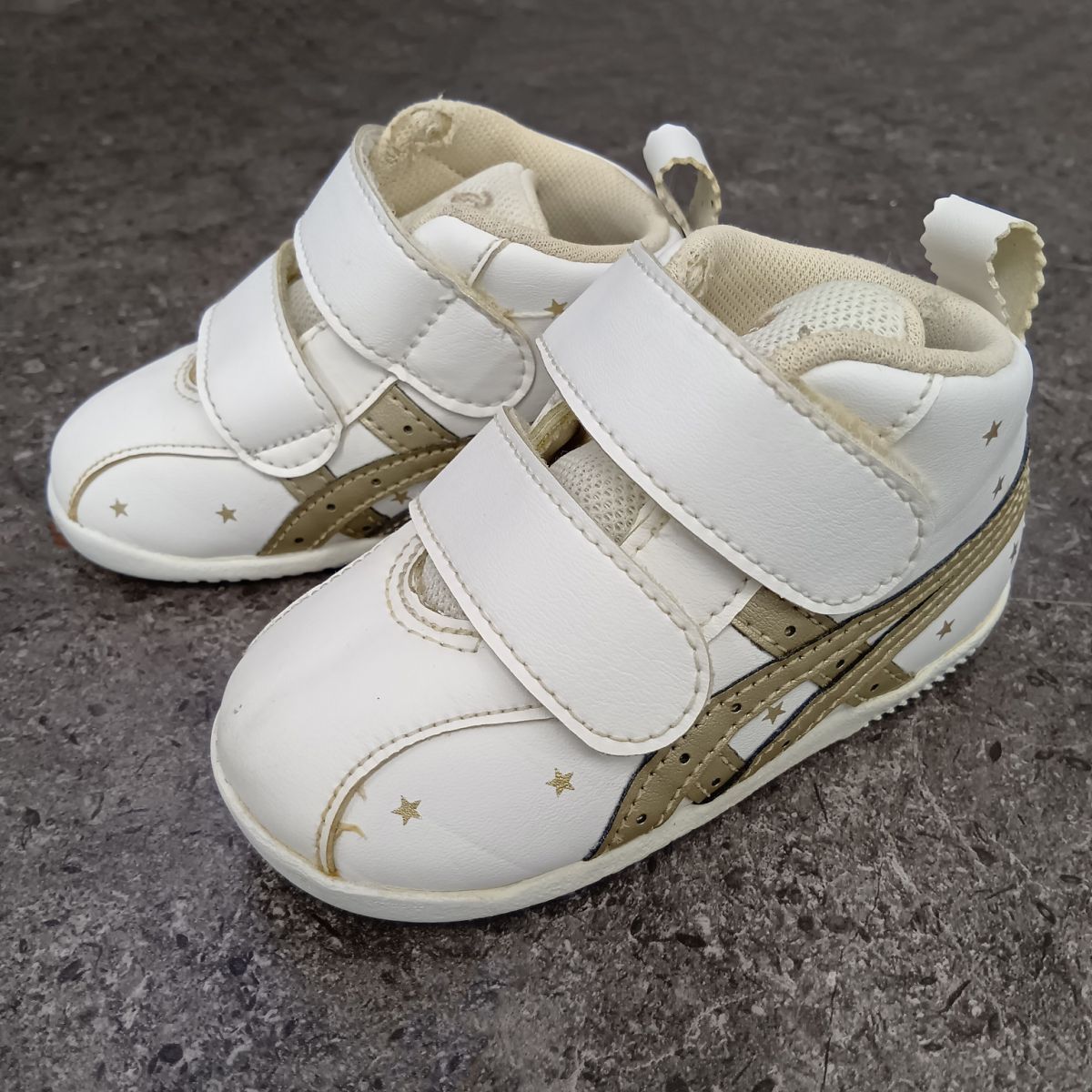 サイモンアルカンタラ　ホワイトゴールド ASICS アシックス アミュレファースト SL スニーカー WHITE