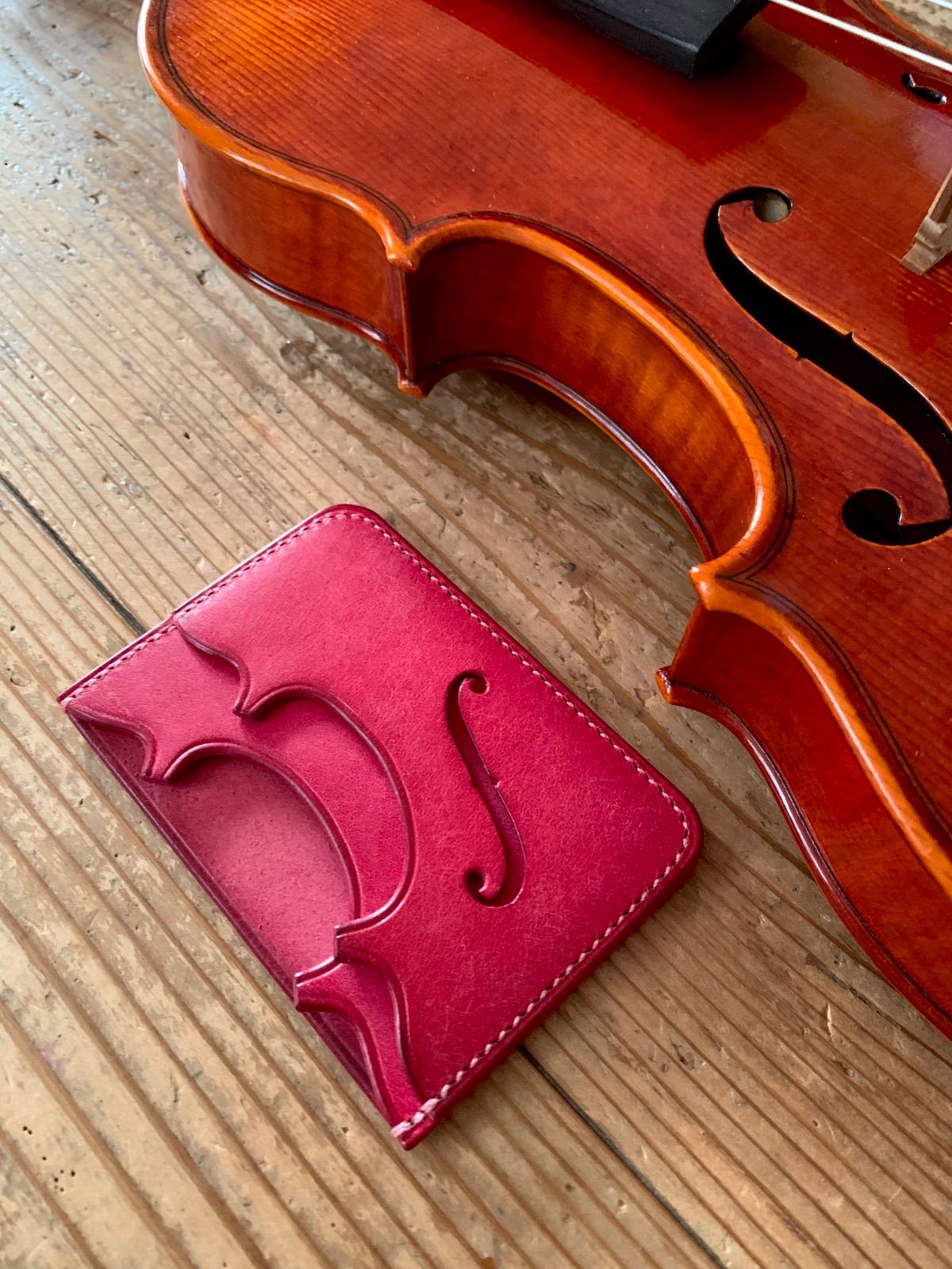 手縫いで創った革のパスケース Voxphantasiae - Topolino 592