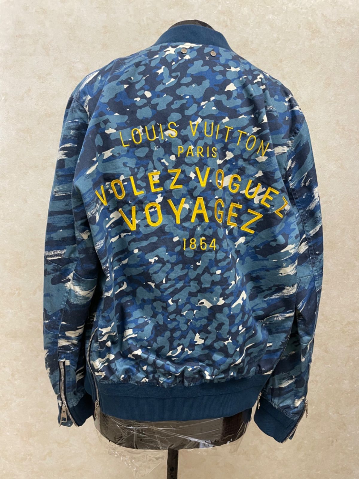 美品ルイヴィトン VOLEZ VOGUEZ VOYAGED カモフラ ジャケット LOUIS VUITTON】ルイヴィトン ボンバージャケットVOLEZ VOGUEZ