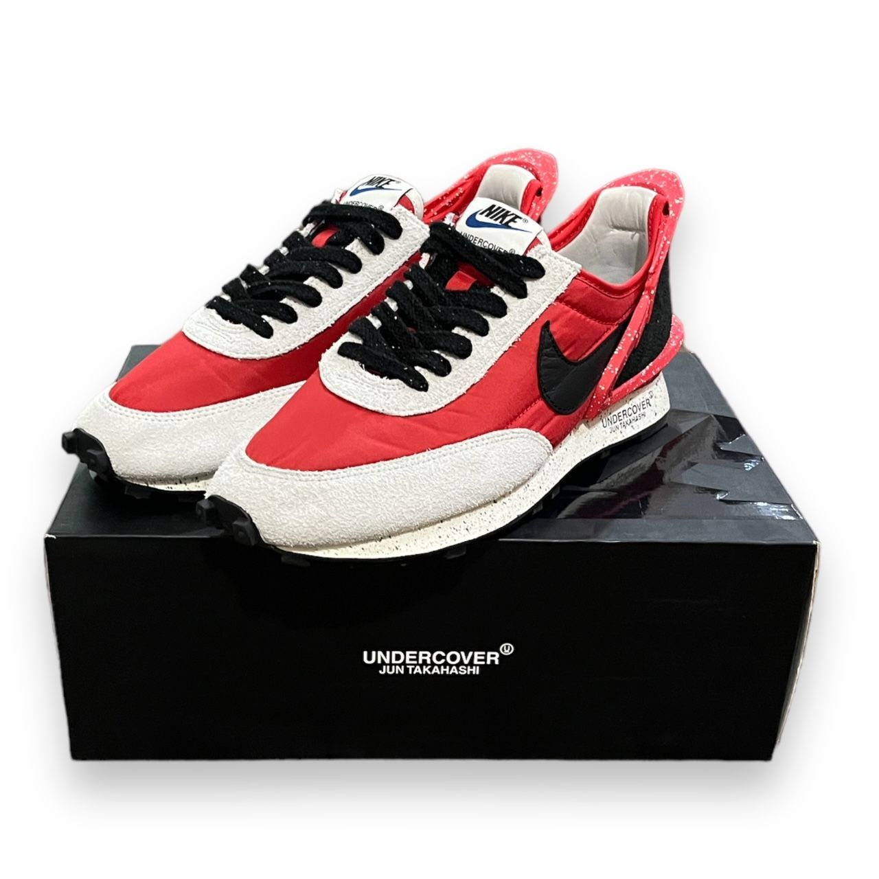 NIKE WMNS DAYBREAK/UNDERCOVER UNIVERSITY RED コラボ ナイキ 