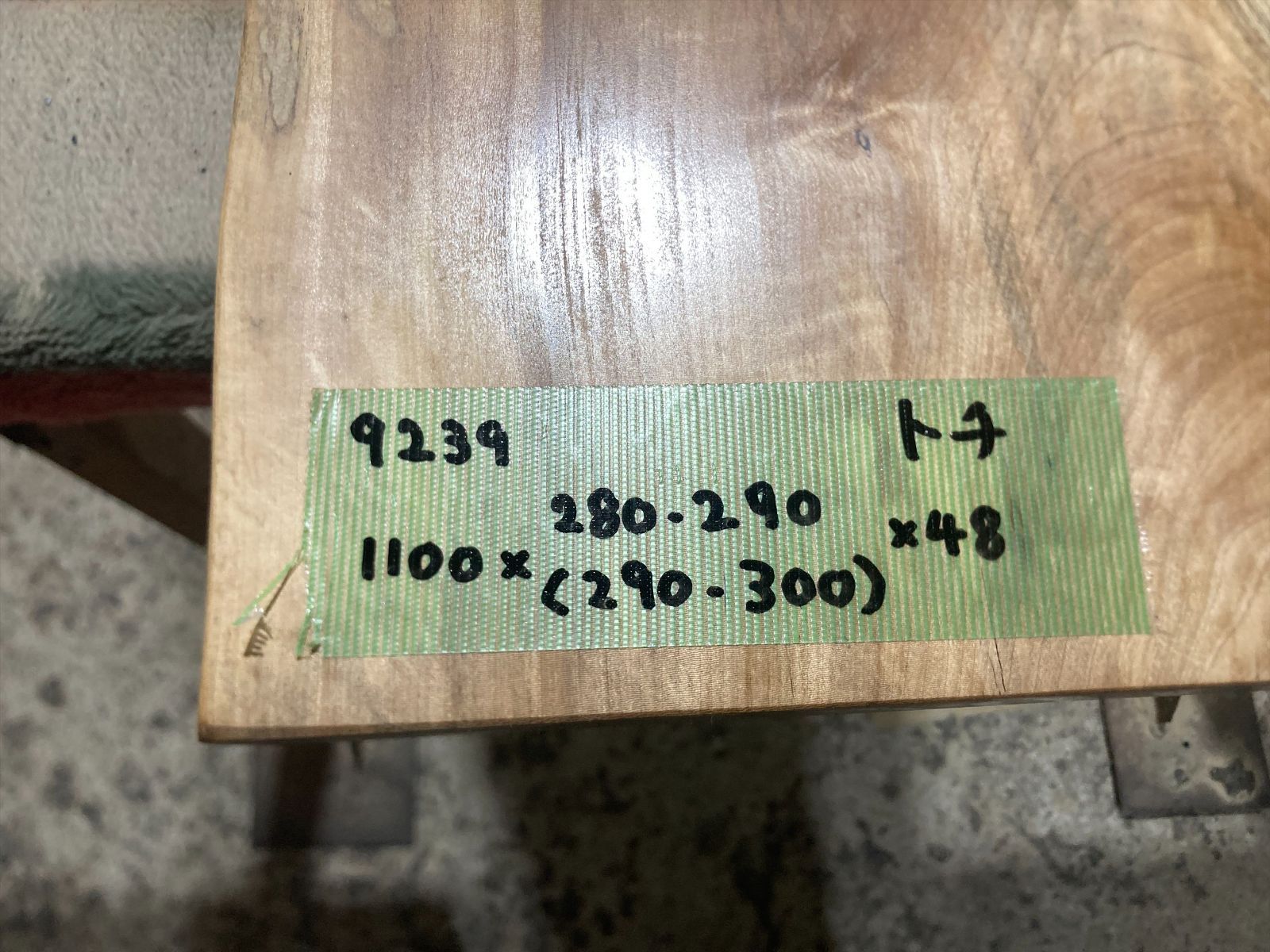 トチ9239 トチの木 一枚板無垢 乾燥材 1100x280-290x48mm カウンター 棚 テレビ台 カウンター センターテーブル 窓台 橡 栃 MARWIL-DEMENAGEMENTS_CH