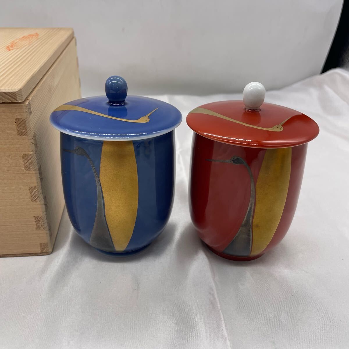 深川製磁 蓋付き 夫婦湯呑み 赤青ペア 木箱 茶器 2客セット 和