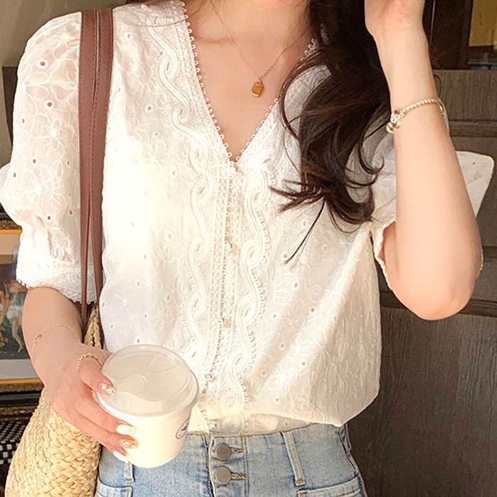 ブラウス シャツ レディース サテン トップス 夏 半袖 ホワイト 襟付き Vネック パフスリーブ 少女感 おしゃれ 可愛い レトロ 前開き ロマンチック 通勤 ブラウス レディース レース 刺繍 半袖 vネック シャツブラウス