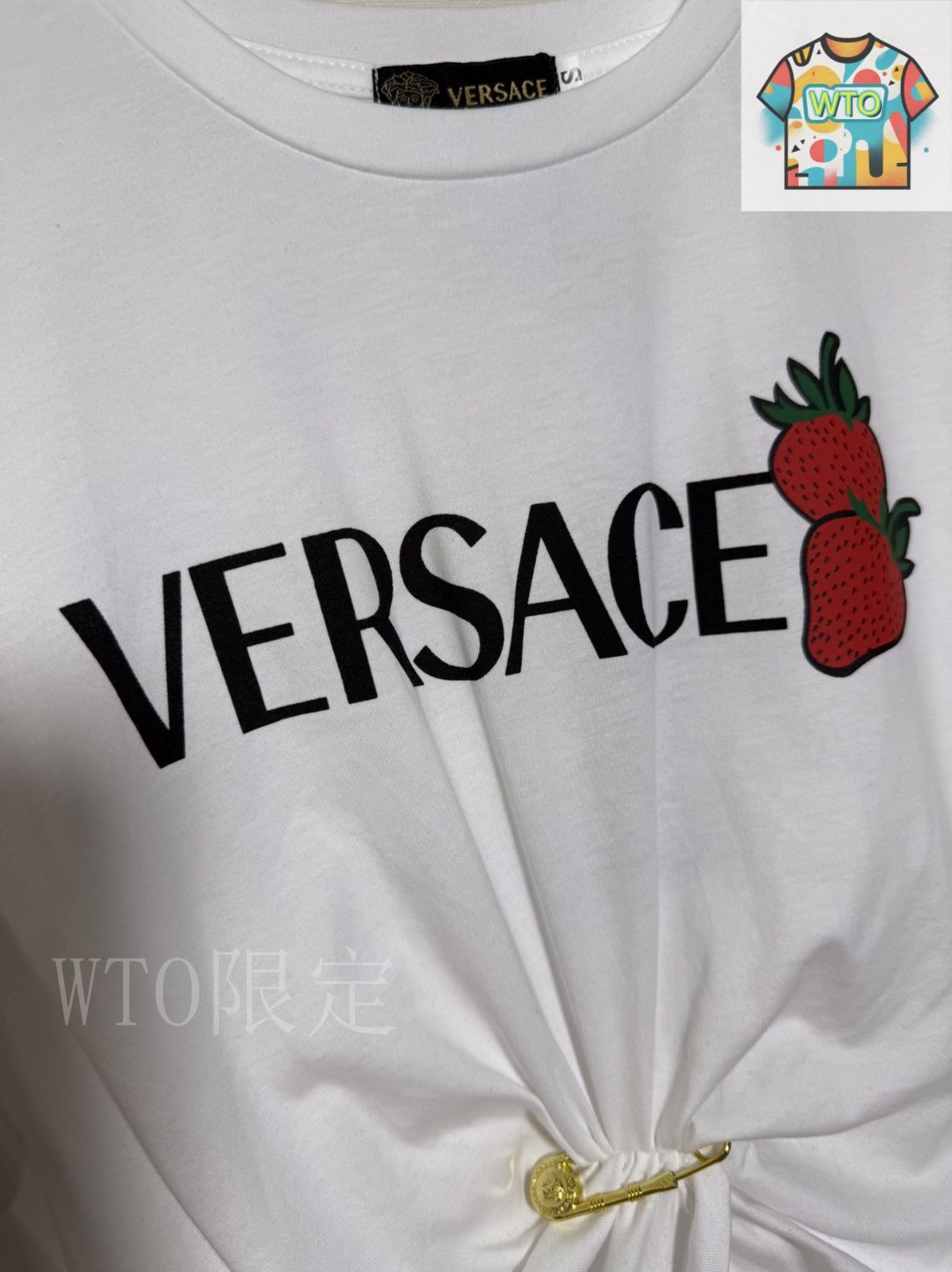 今日WTO】VERSACE Strawberry Print Logo Pin-Embellished Crop 今日WTO】VERSACE Strawberry Print Logo Pin-Embellished Crop