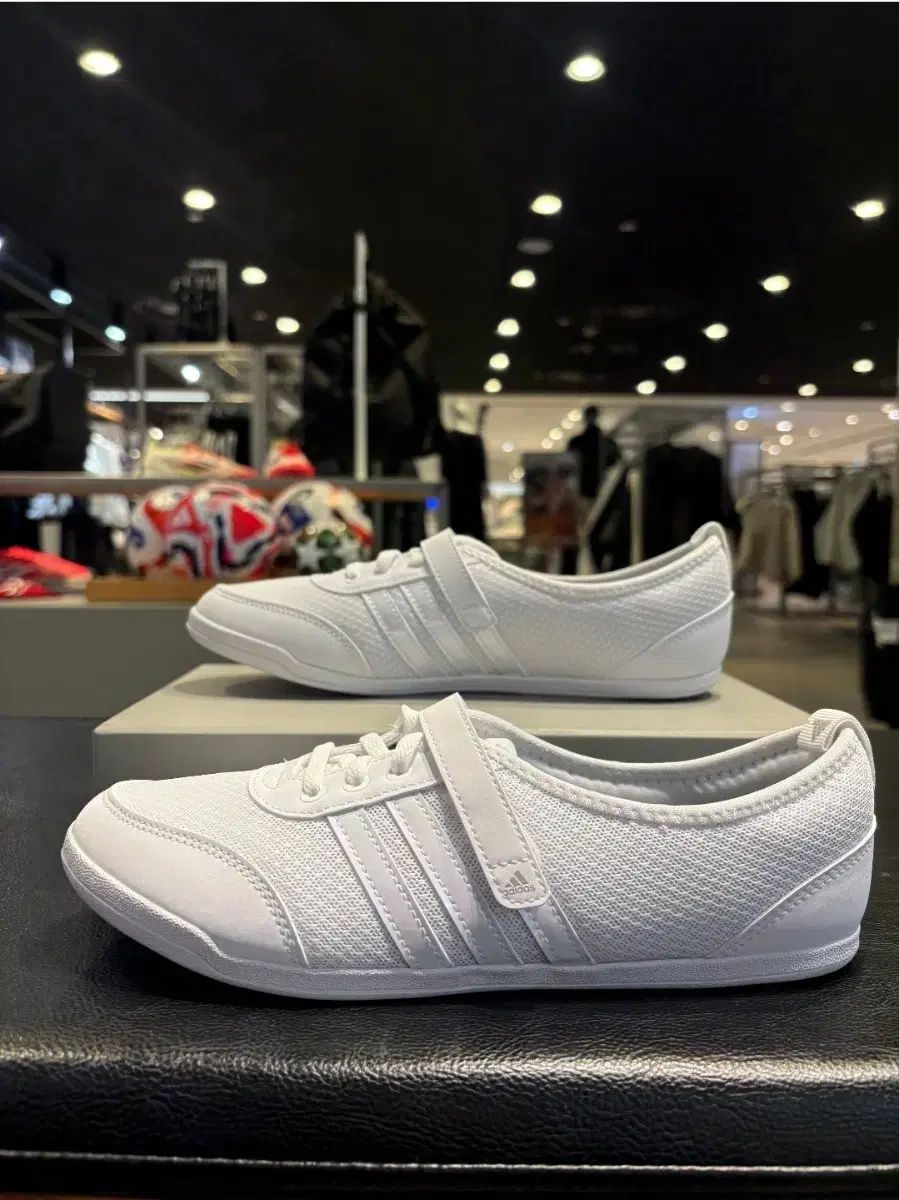 adidas アディダス ディオナ 230