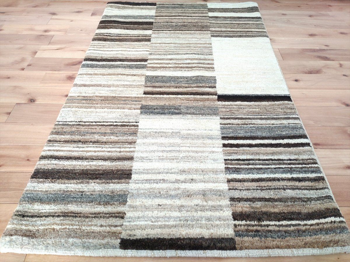 夏は涼しく冬は暖かい天然ラグ