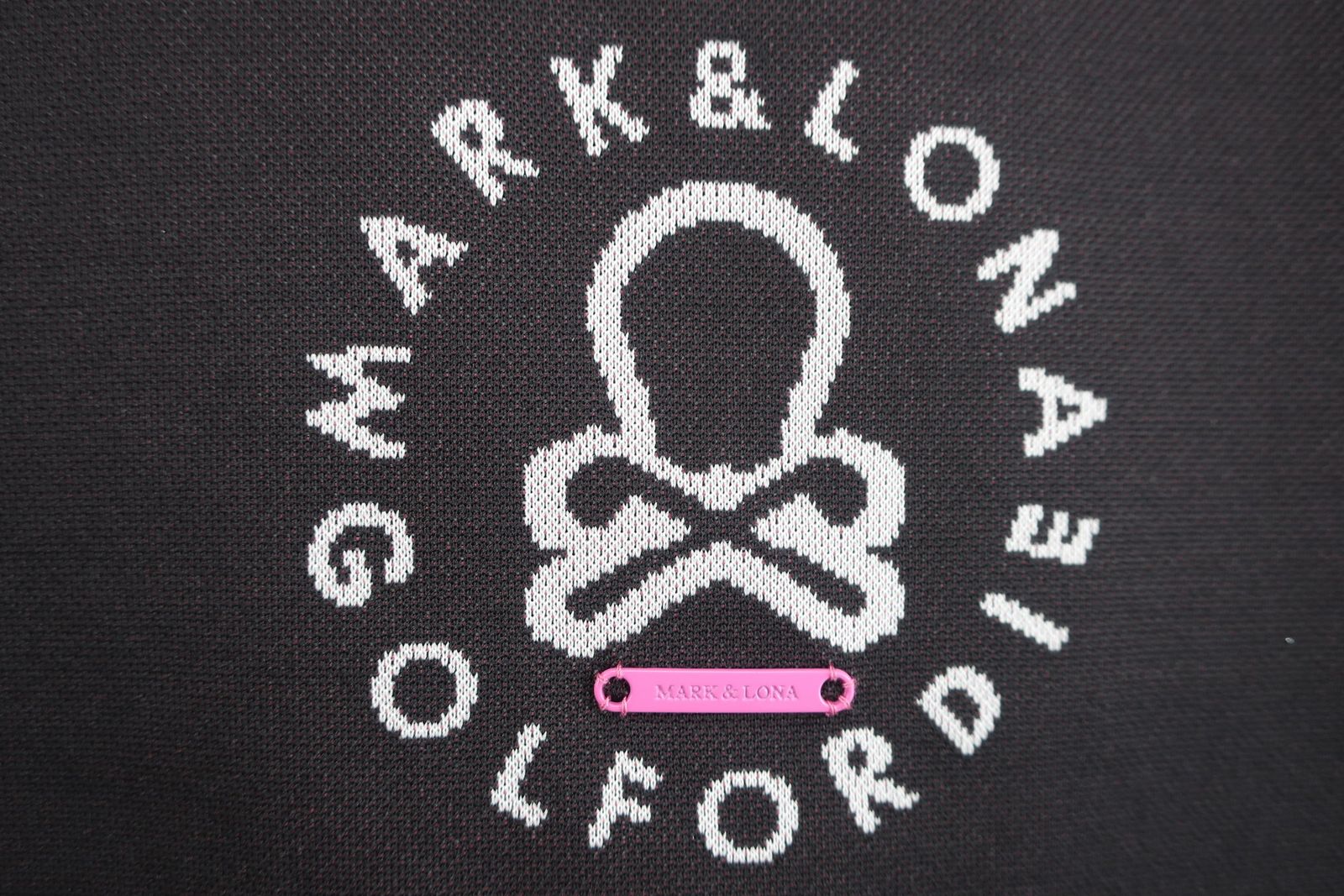 美品】MARK&LONA(マークアンドロナ) 半袖モックネックシャツ 黒ピンク