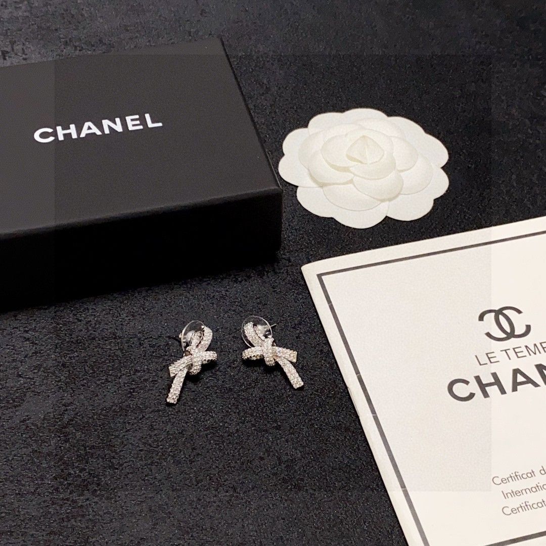 国内発送 25C【CHANEL】デイリーユース オフィスにも ピアス 新作CHANEL☆入手困難シャネルピアス ゴールドココマーク直営1点