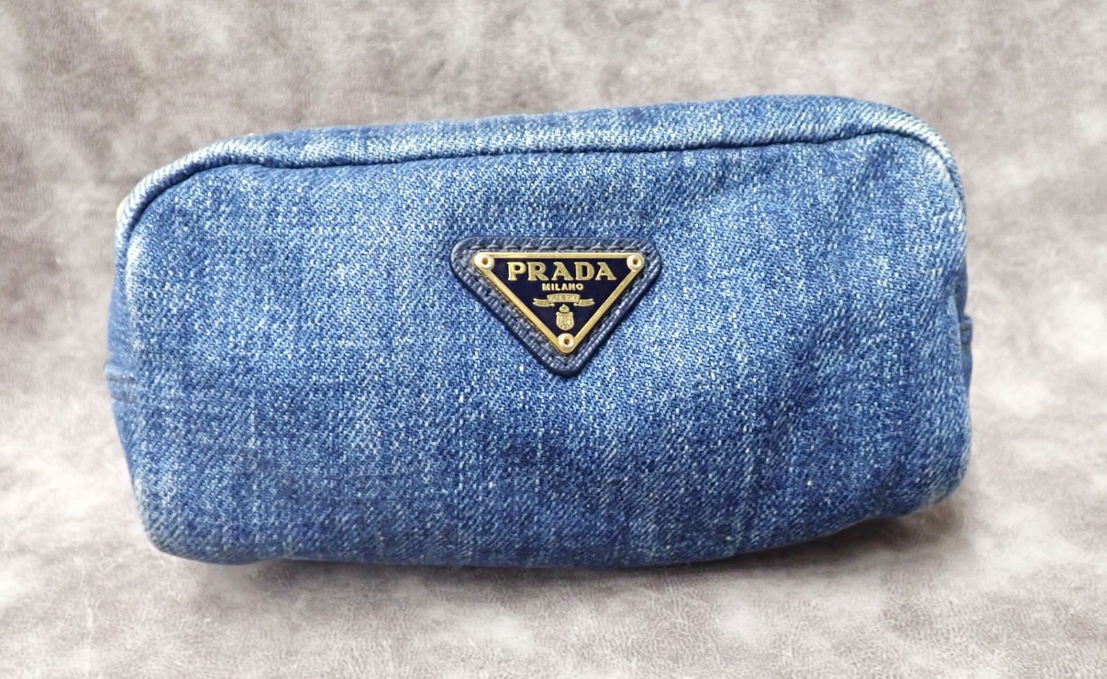 ? PRADA プラダ デニムポーチ カジュアル＆ | ロゴプレート付き | 使い勝手◎