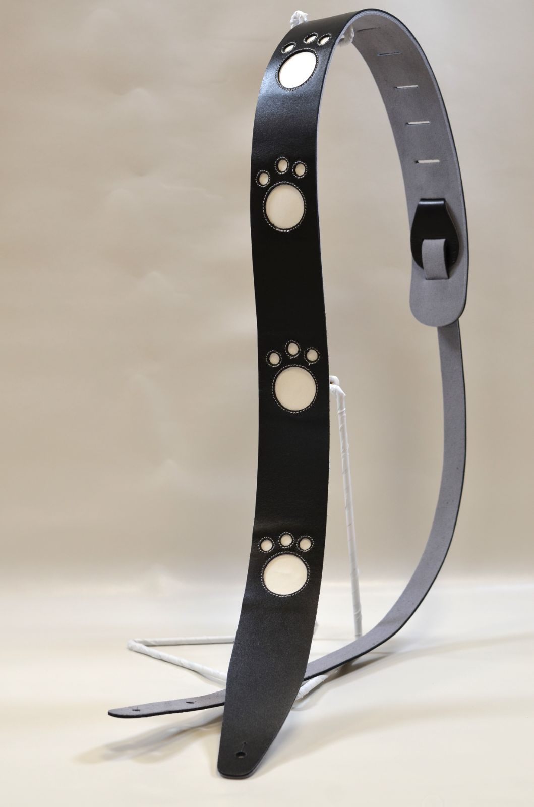 ハンドメイド 本革ギターストラップ Genuine Leather Guitar Strap ブラック 足あと加工 白