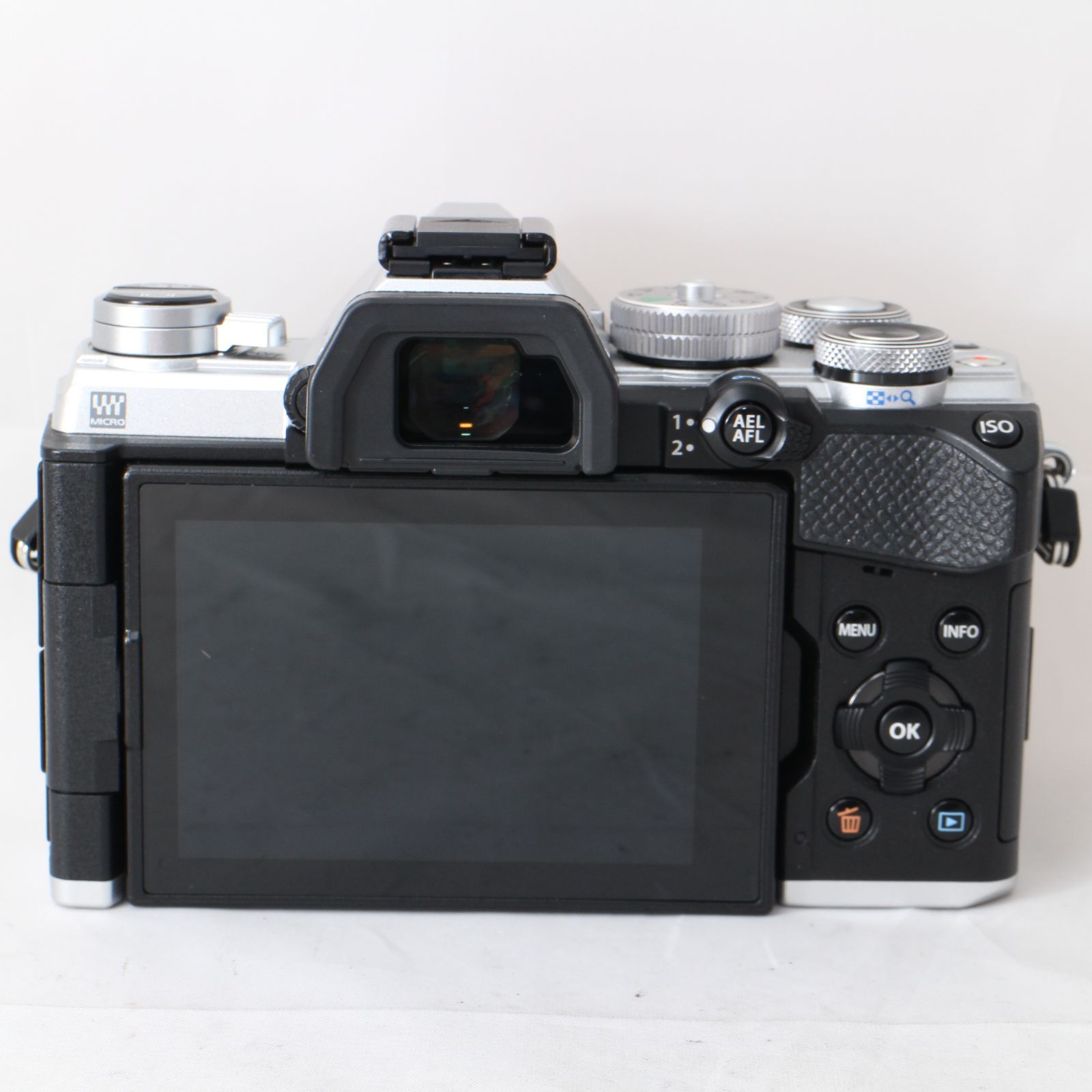 ☆美品☆ショット数2412回！ OLYMPUS ミラーレス一眼カメラ OM-D E-M5 