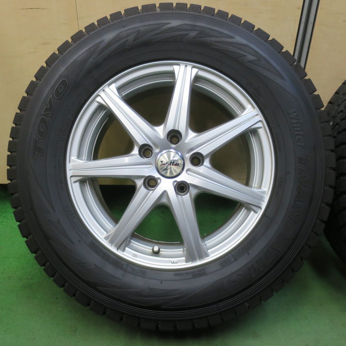 バリ溝 キレイ 9.5分 スタッドレス 225 70R16 トーヨー ウインター トランパス S1 Treffer トレファー 16インチ PCD114.3 5H 5100201イス