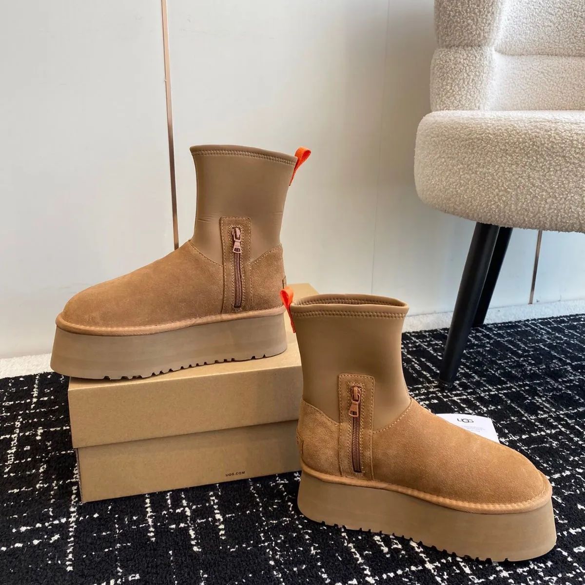 人気商品 UGG カジュアル ジッパー ブーツ 新品未使用 - はな