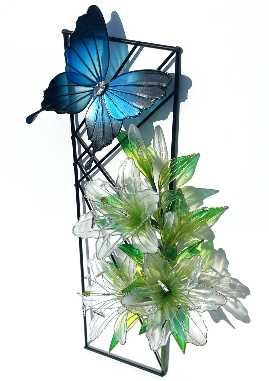 蝶が舞う百合のワイヤーフレーム【白×黄緑・インテリア・シルバー