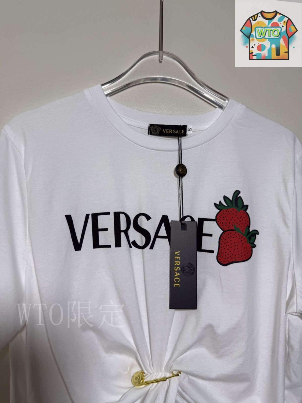 Tシャツ・カットソー VERSACE 'Strawberry patch' T-shirt 今日特価】VERSACE Strawberry Print Logo Pin-Embellished Crop