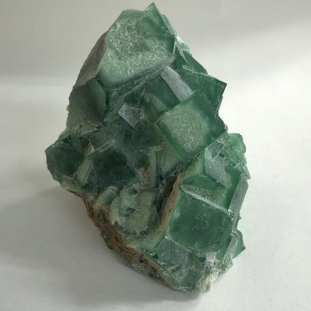 E31614 強い蛍光 マダガスカル産 蛍石 クラスター フローライト 蛍光鉱物 天然石 鉱物 原石 パワーストーン