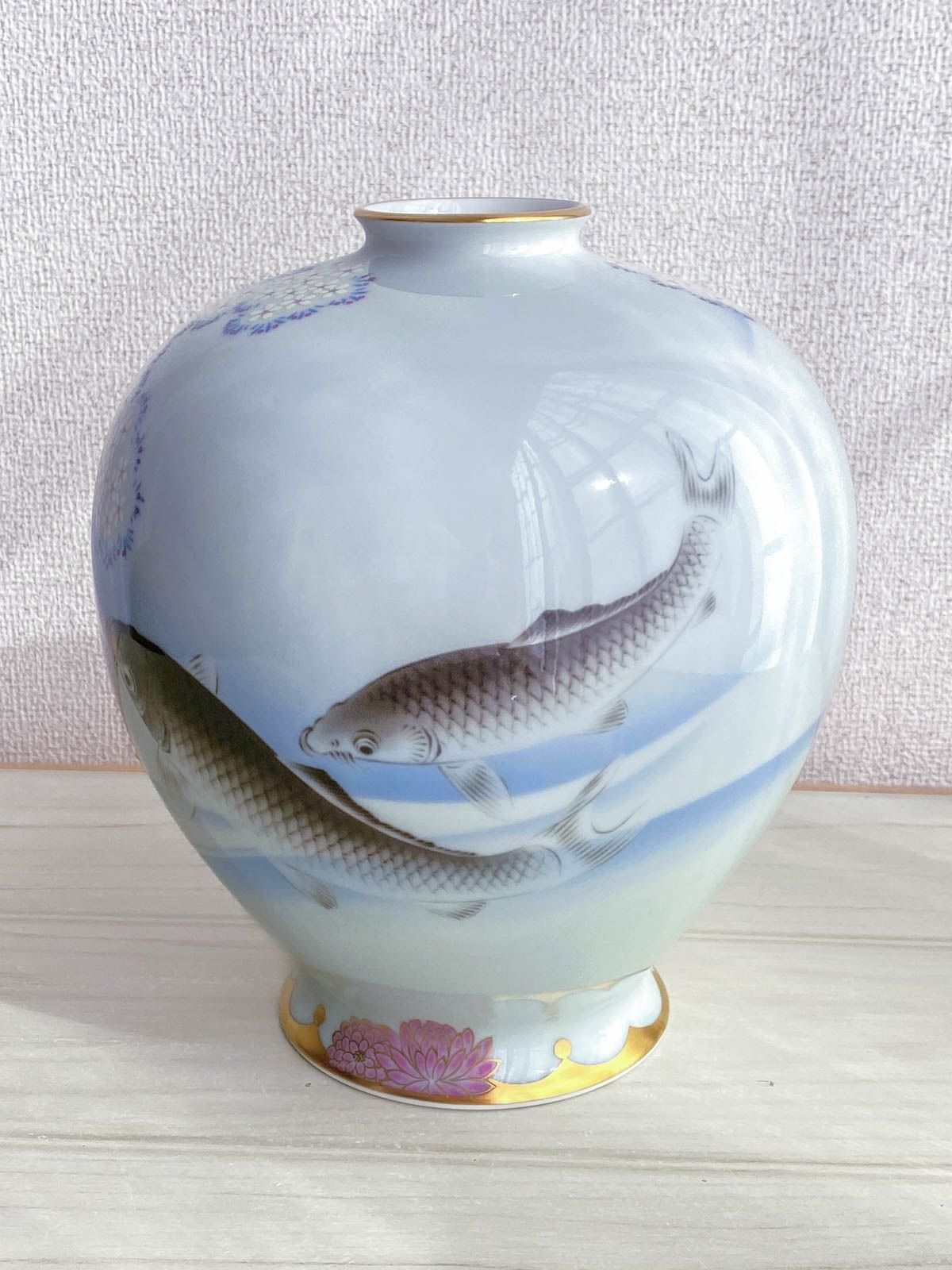 KK098 香蘭社 花瓶 染錦遊鯉 直径約19cm 高さ約21cm 有田焼 陶磁器 花器 華道 生け花 フラワーベース