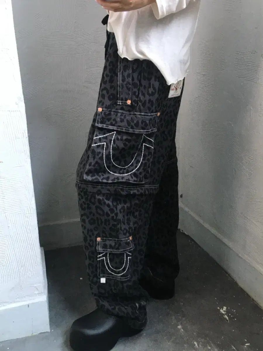 True religion x Fetch TRUE RELIGION トゥルーレリジョン フェッチ レオパード パンツ