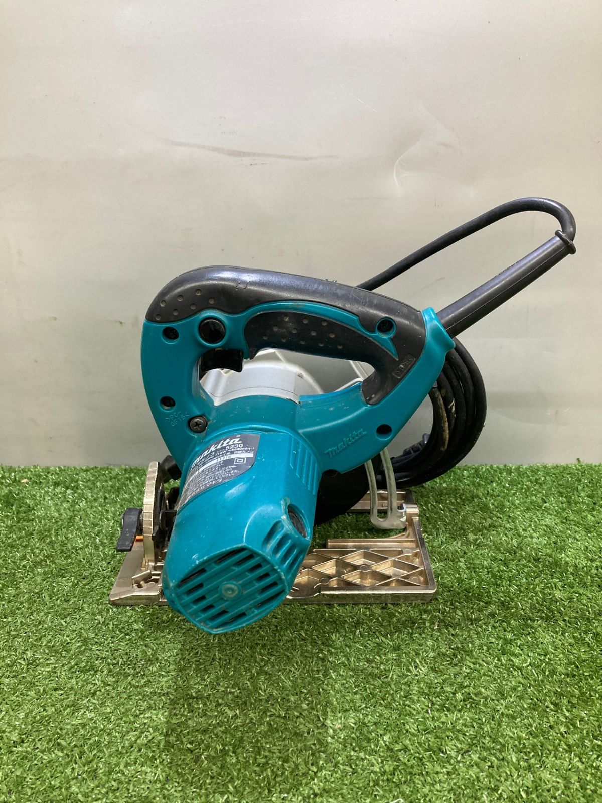 【中古品】【0921】★makita(マキタ) 125㎜電気マルノコ アルミベース 5230　ITQ6GHOLDHN0