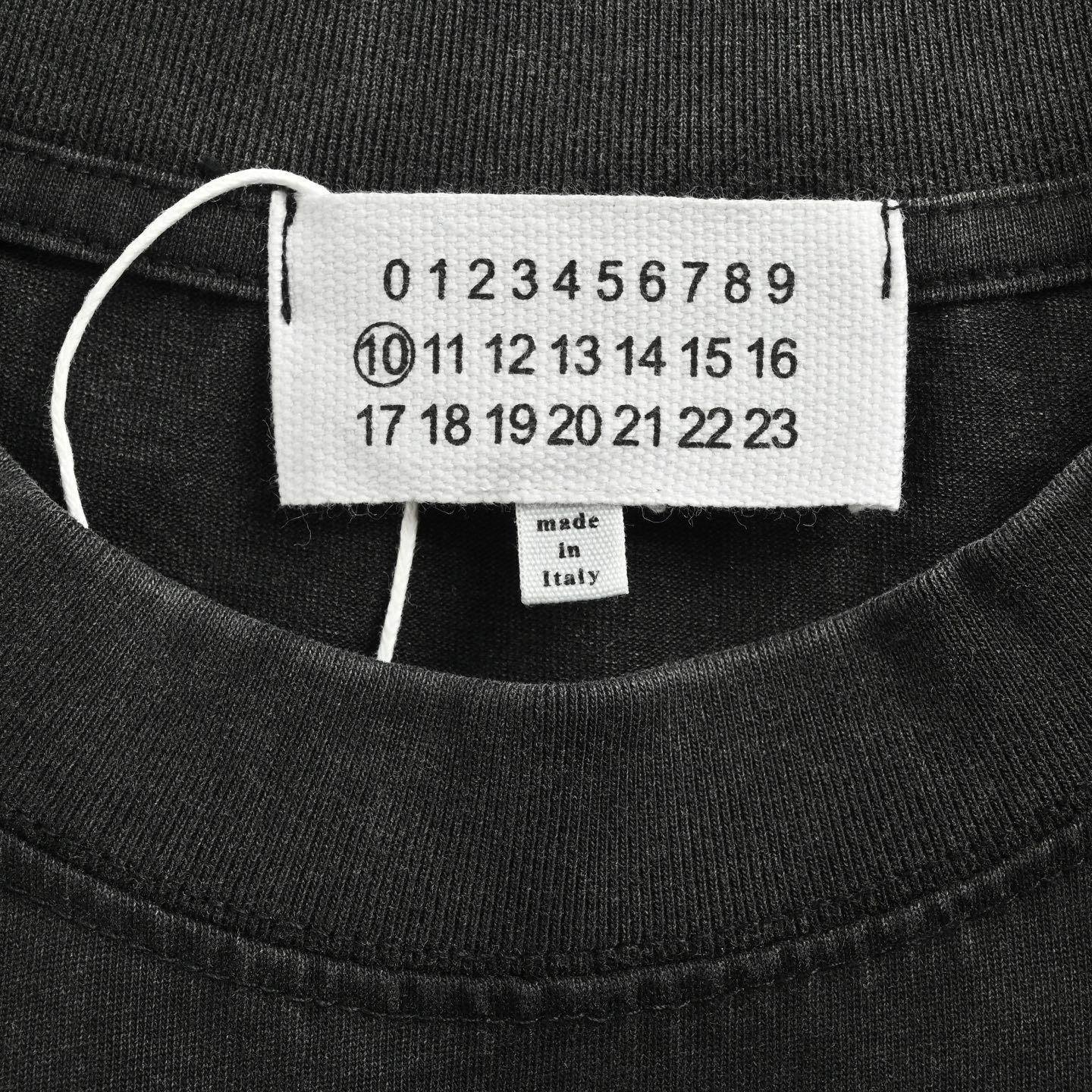 メゾン マルジェラ ロゴ刺繍入りウォッシュブラックTシャツ 25SS Maison Margiela ロゴ Tシャツ | ブラック | FARFETCH JP