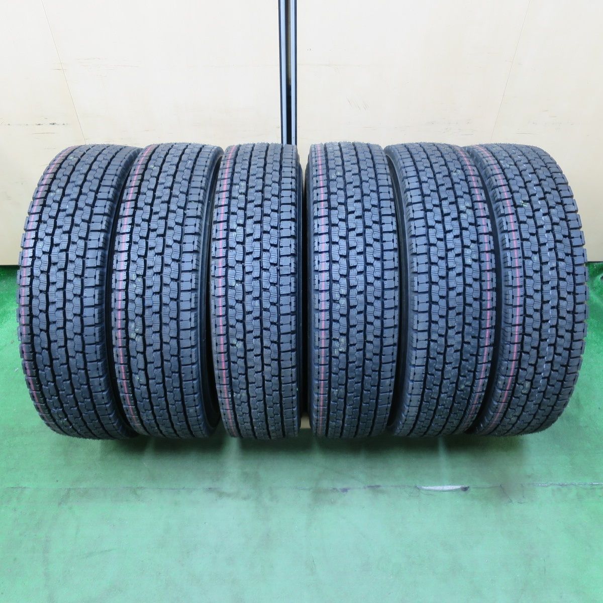 [送料無料] 未使用！24年トラック タイヤ 225/80R17.5 123/122L スタッドレス ブリヂストン W999 17.5インチ5012908イスタ