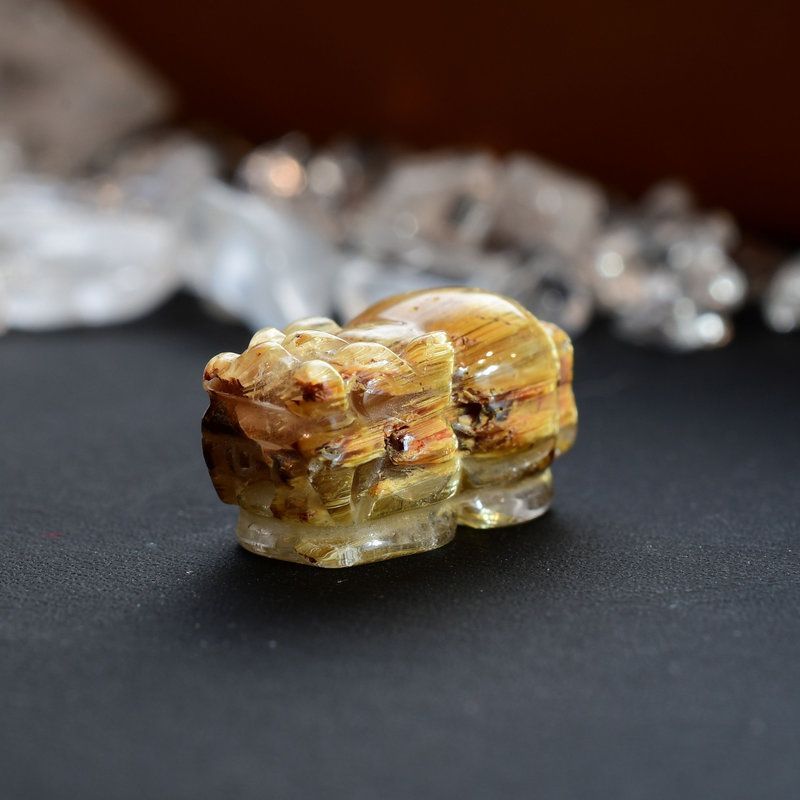 シャトヤンシー効果 輝きの巣窟 1点物 ゴールド タイチンルチル クォーツ 貔貅 ヒキュウ GHHKU6 3g 金運 仕事運 交渉 勝負運 邪気払い お守り ご褒美 天然石ビーズ 貫通穴あり ルチルクォーツ 効果 京海堂 天然石の卸 京の蔵