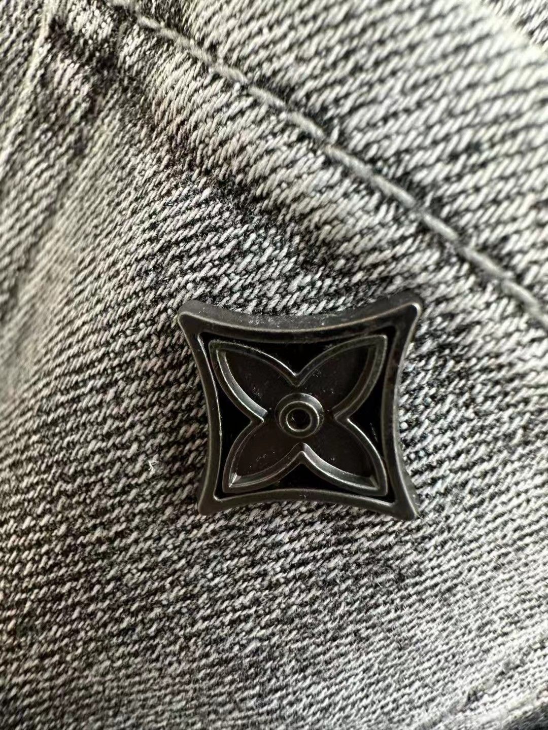 今日 LV 2025 夏 レザードライン 薄手ジーンズ WWW_OLIVIERBERNSTEIN_COM