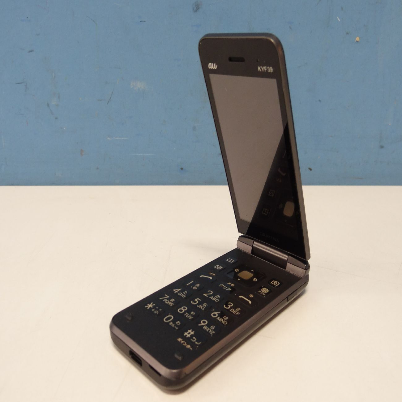 GRATINA KYF39 ブラック au折りたたみ式 KYOCERA 【Simロック解除済み】☆Cランク☆ AU GRATINA KYF39