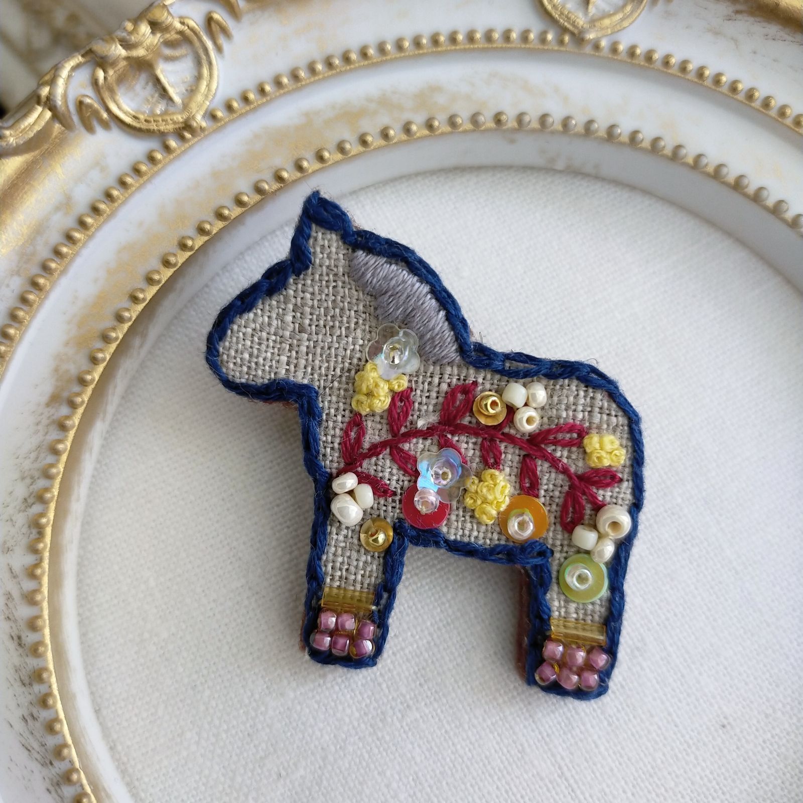 幸せを運ぶ馬*ダーラナホース 手刺繍ブローチ - メルカリ