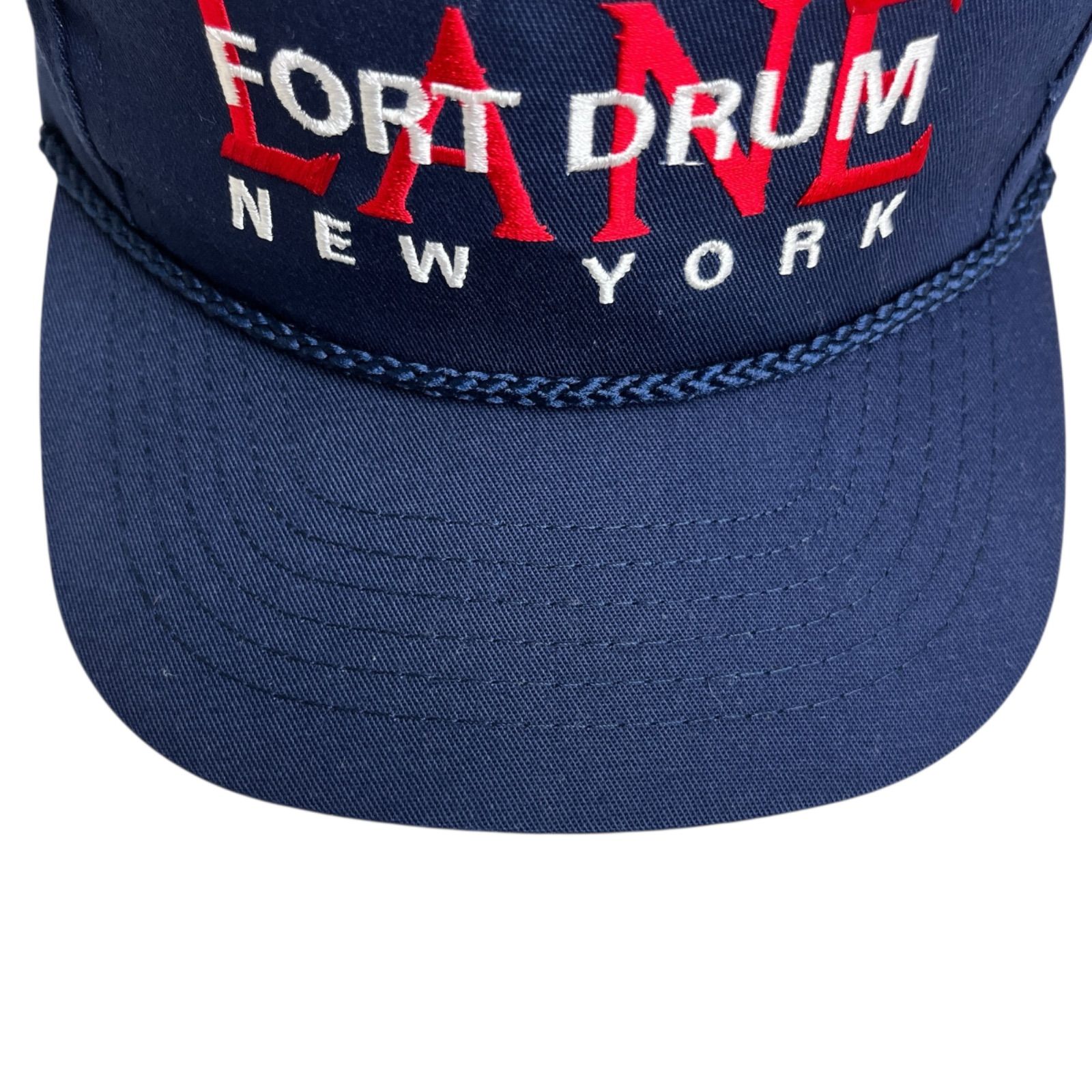 刺繍ロゴ トラッカーキャップ ホワイト/ネイビー オンライン セール