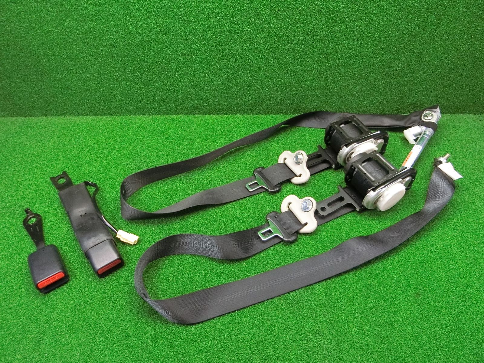 10615 日産 モコ MG33S フロント シートベルト 左右セット キャッチ 84940-50M00 84920-50M10