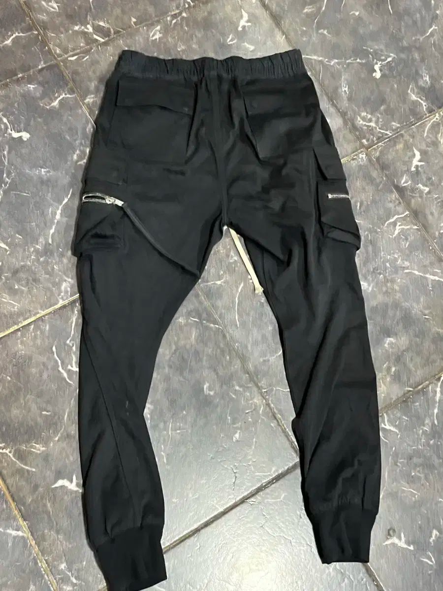 未使用 ブラック ジョガー　パンツ リックオウエンス　完売品　希少 Rick Owens(リックオウエンス) カーゴ ジョガー パンツ - メルカリ