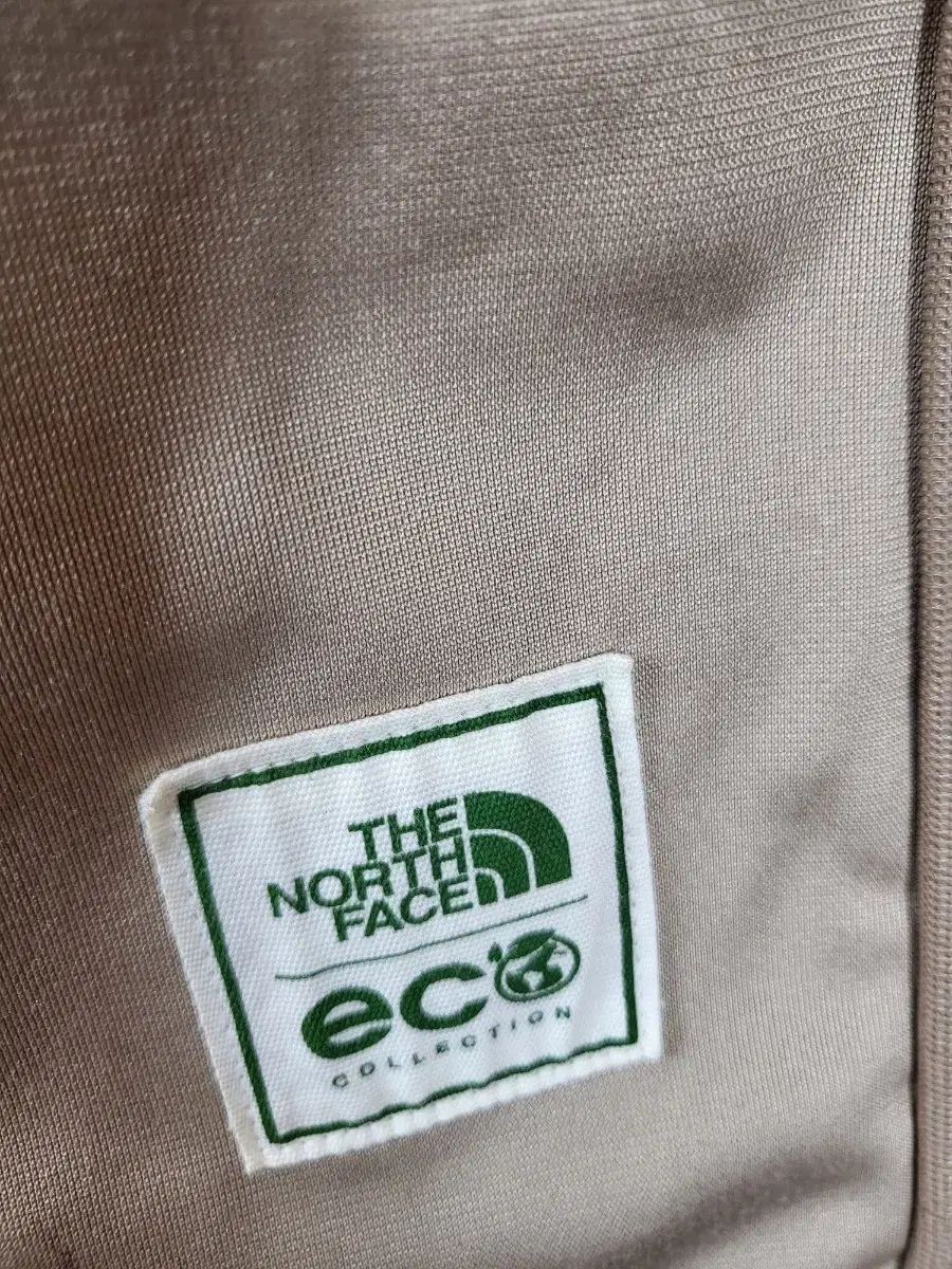 ベージュ ブラウン