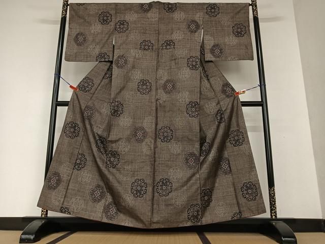 平和屋着物○本場大島紬 泥染め カタス9マルキ 舞花文 正絹 逸品