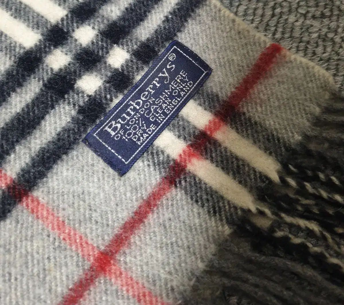 [新品]BURBERRY ライトブルーとグレー 100％カシミヤマフラー 美品！BURBERRY マフラー カシミヤ100% ノバチェック ライトブルー