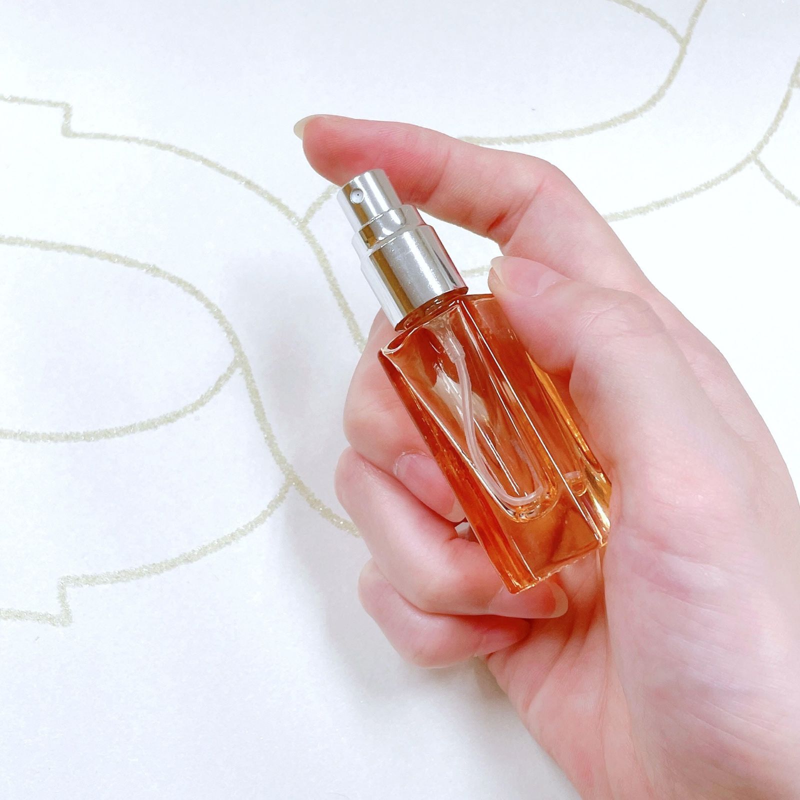 【スクエア型 スプレー 容器】7ml クリアオレンジ メタリック オレンジ キャップ ガラス 細長 シンプル 遮光 アルコール 消毒 除菌 ボトル エタノール 霧吹き 携帯 詰替容器 旅行 持ち運び ミスト 手指消毒 コスメ 化粧水 かわいい
