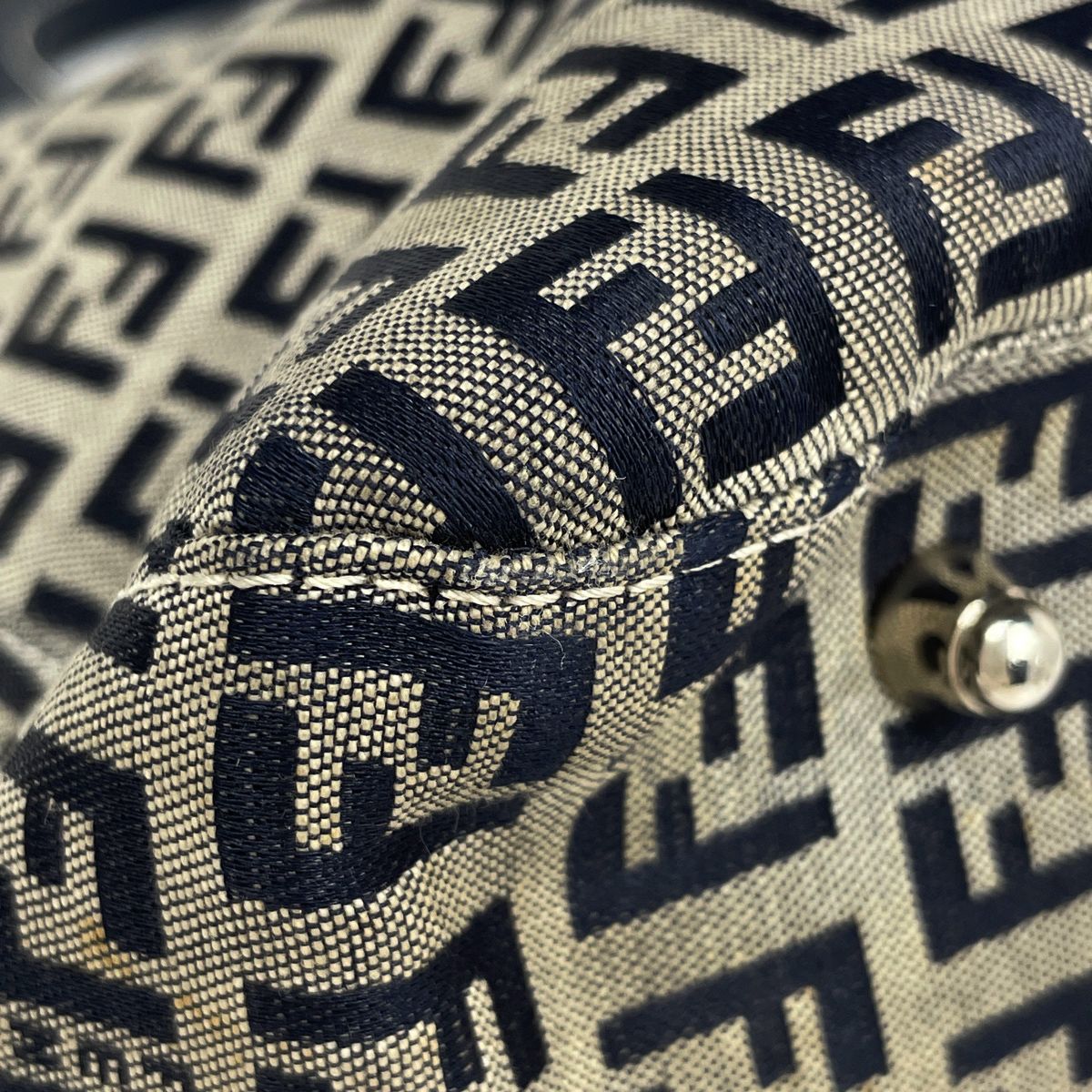 在庫一掃】 フェンディ FENDI ズッキーノ柄 ハンドバッグ 手提げ 在庫一掃】 フェンディ FENDI ズッキーノ柄 ハンドバッグ 手提げ