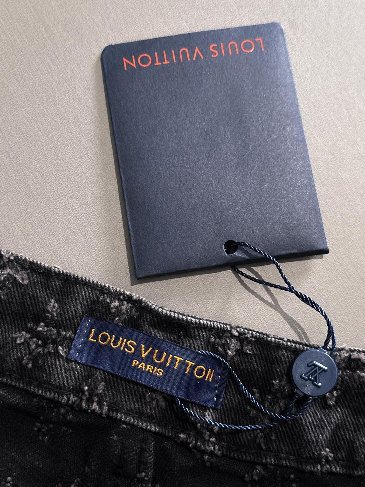 Louis Vuitton ショートパンツ 黒 デニム 今日特価】LV 2025SS モノグラム満タッチ刺繍デニムショート
