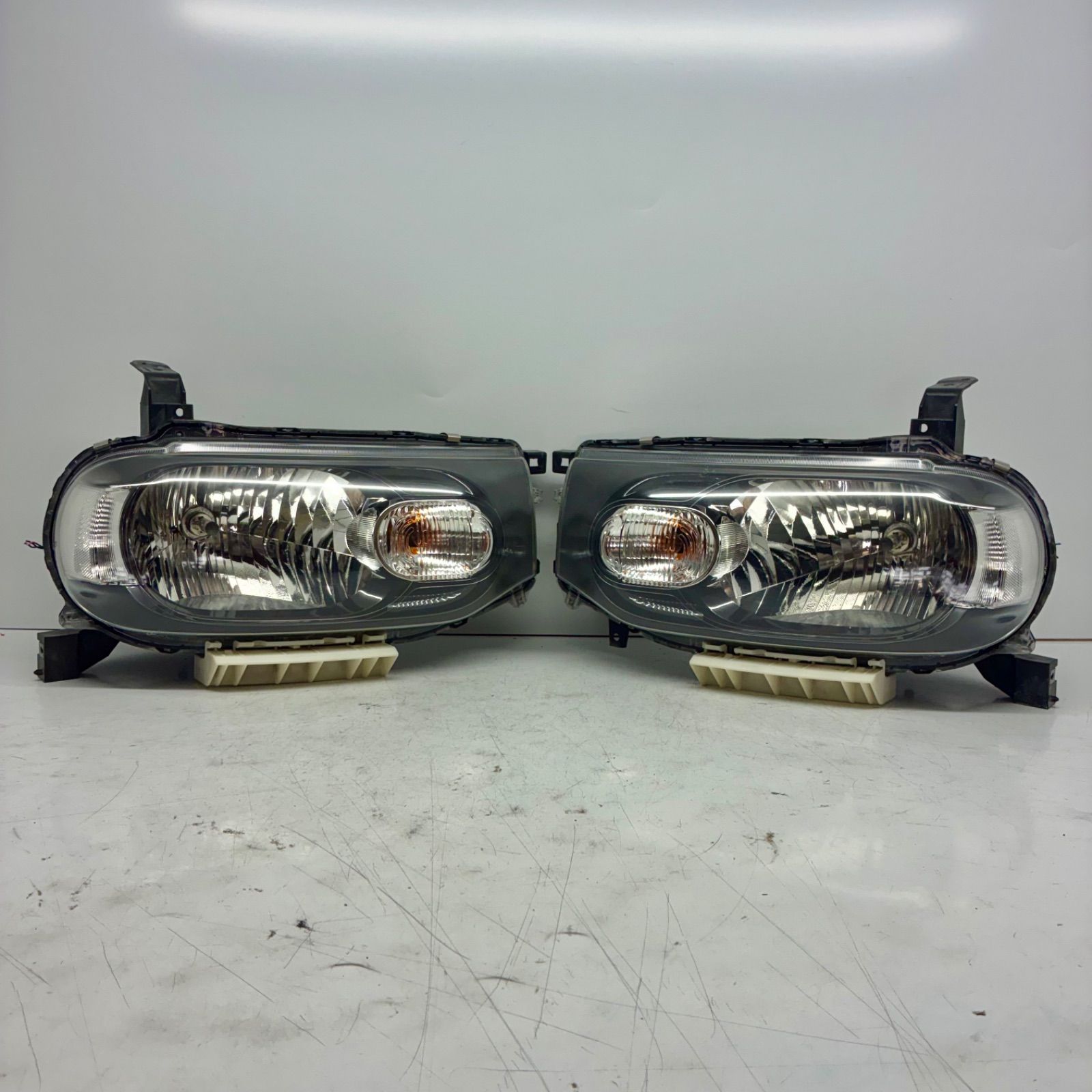 日産 キューブZ12 左右ヘッドライト ハロゲン STANLEY P8190 キューブ