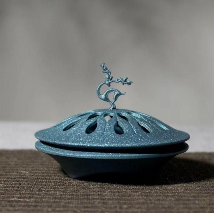 一鹿蓮升香炉 陶磁器 香炉 香道具装飾品 工芸品 美術品 置物 藍福鹿蓮蓬盤香炉 檀香 沈香 茶道 置物 - メルカリ