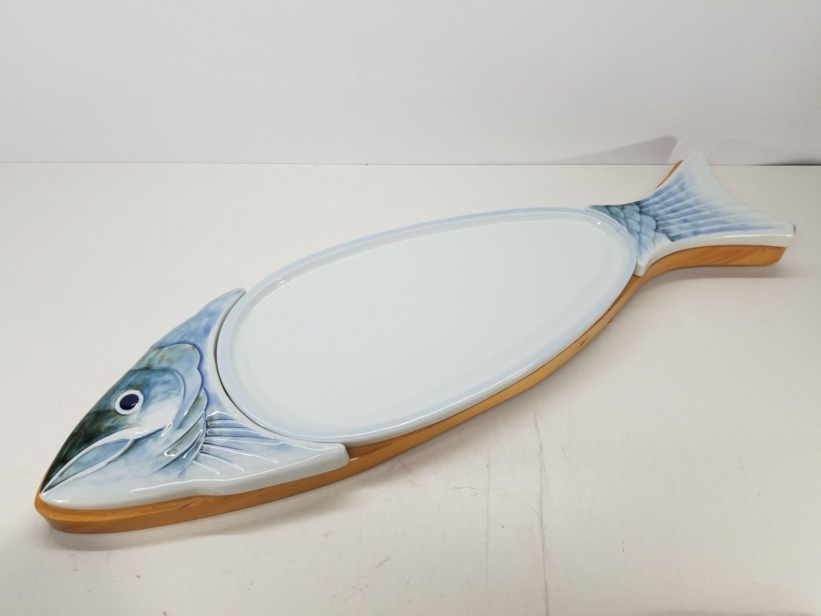 魚の形の食器 陶磁器