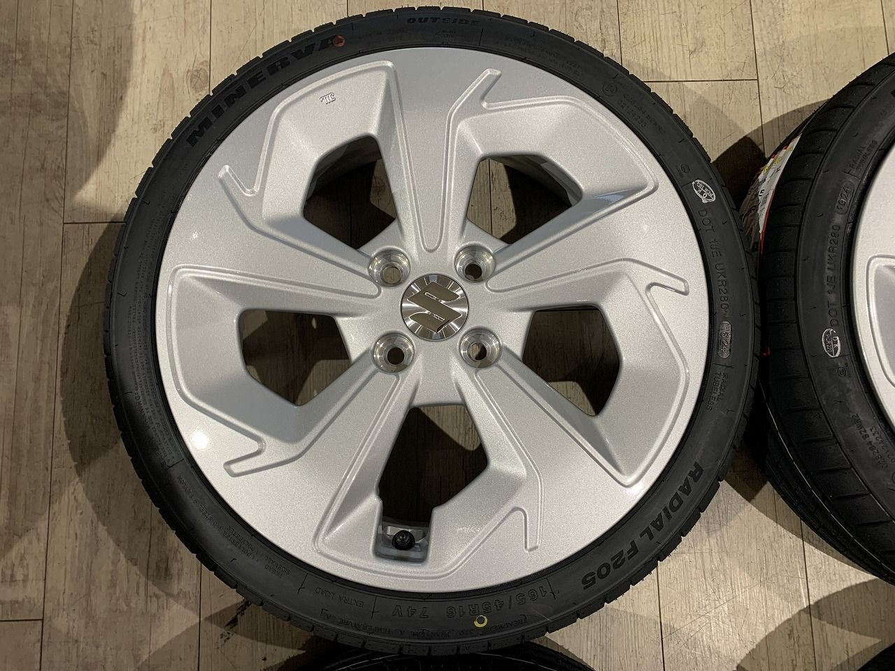 2408037】新品タイヤ スズキ ZCEDS ZDEDS スイフト ハイブリッド