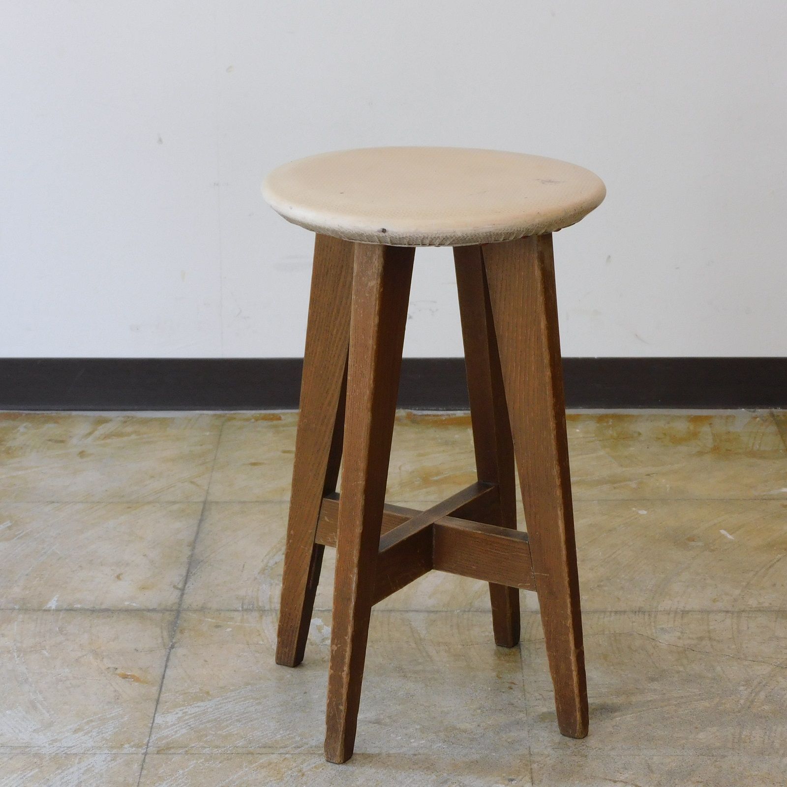 ふるい木味 ビニル座面の丸椅子・スツール HK-a-03719 / 古道具
